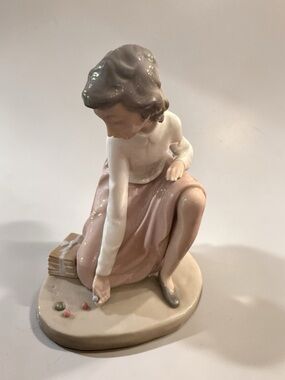Nao by Lladro Figurine 1982 Daisa Spain - Girl Playing Marbles
